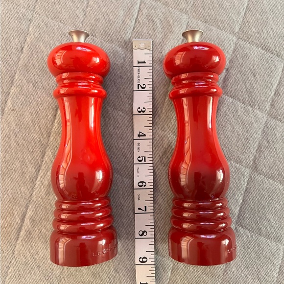 LE CREUSET 8 1/4” Cerise Red Salt & Pepper Mills Orig $100 Excellent Condition - Picture 8 of 9